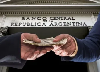 Fuego cambiario en mesas de debate: Inversores atentos.