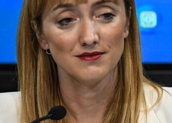 Gobierno criticado por Fernández Sagasti por no entender división de poderes.