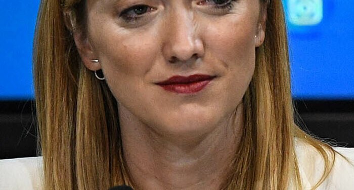 Gobierno criticado por Fernández Sagasti por no entender división de poderes.