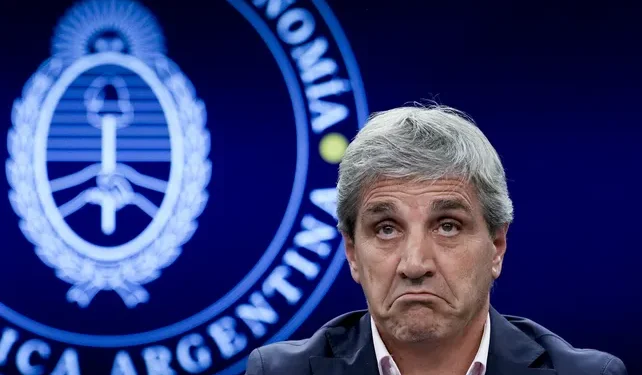 Caputo: así se frenó el dólar, con críticas a los bancos.