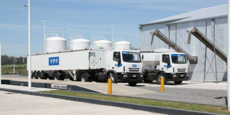 YPF cede 50% agroindustrial, apuesta a petróleo y gas.