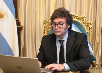 El “gran operador argentino”: Milei señala a Clarín.