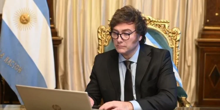 El “gran operador argentino”: Milei señala a Clarín.