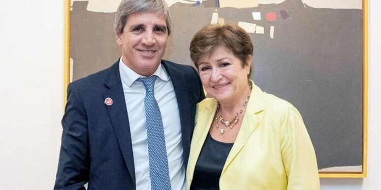 FMI pronostica mejora en Argentina 2025, Milei coincide.