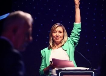 Milei “desconectado” y “olor a 2001”, según Bregman.