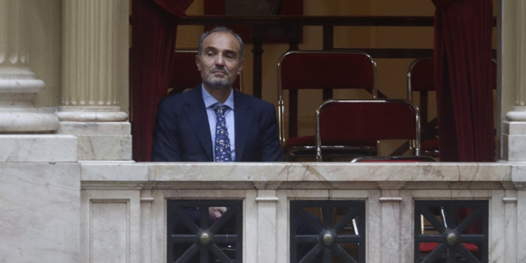 Libertario contra Menem: Denuncia robo de dinero a trabajadores de PAMI y Anses.