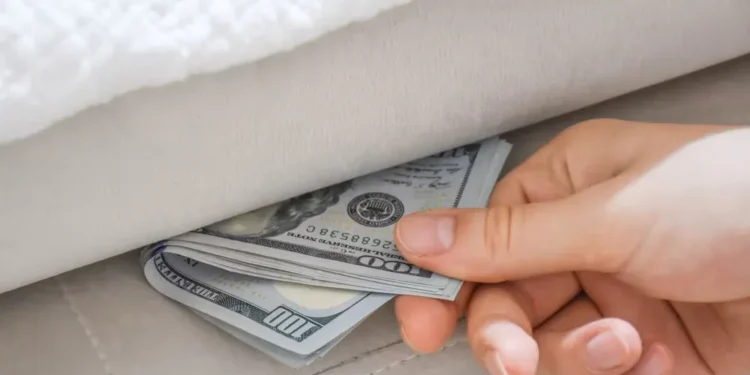 Congreso demora ley de dólares del colchón; Ganancias lento.