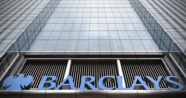 Argentina: banco británico advierte por deuda y reservas bajas.