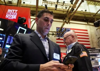 Pese a EE. UU., riesgo país en 1.000: Acciones arriba, bonos abajo.