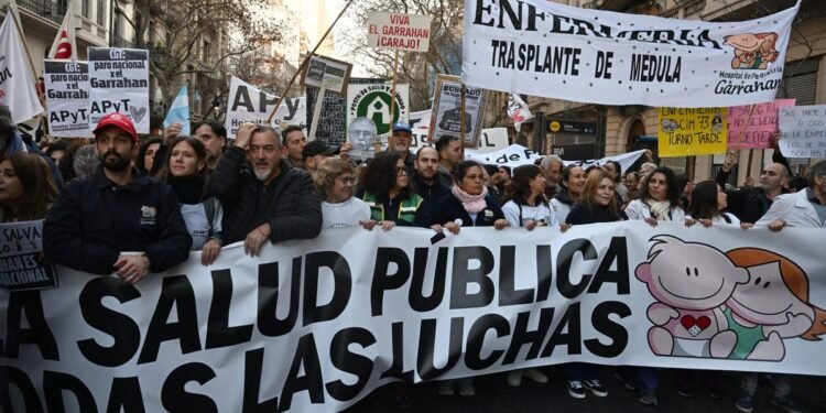 Movilización en Garrahan por anuncio de bono.