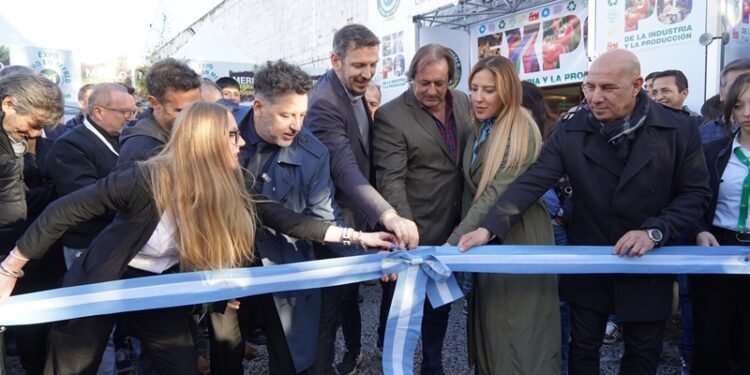 Menéndez inauguró la expo “hecho en merlo”