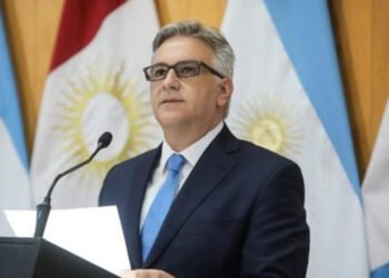 Advertencia de Llaryora: La economía depende de EE. UU.