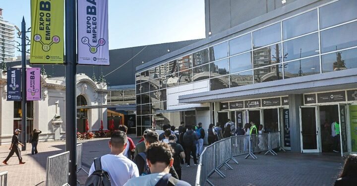 Más de 13 mil personas y 85 empresas en la Expo Empleo BA.