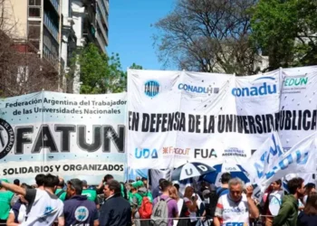 Universitarios: Pérdida salarial del 44% con Milei