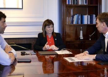 Bullrich le da el RENAPER a Santilli y bromea: “El DNI con mi firma es de colección”.