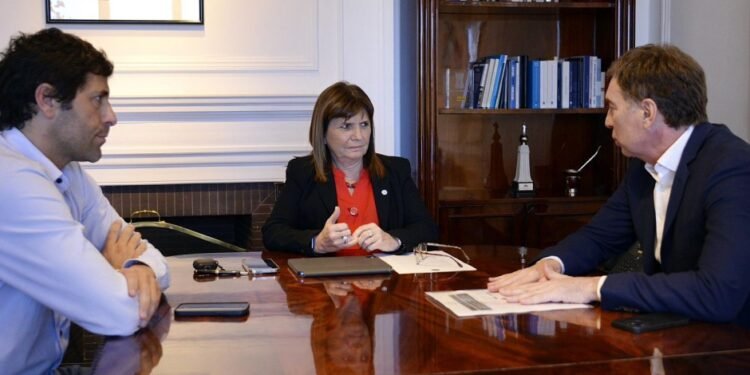 Bullrich le da el RENAPER a Santilli y bromea: “El DNI con mi firma es de colección”.