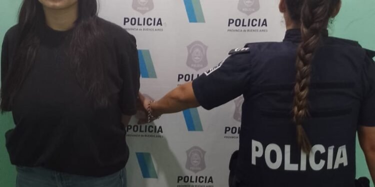 Detenida por extorsionar clientes por internet