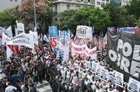Gremialistas en la calle: movilización por DD.HH. contra el Gobierno.