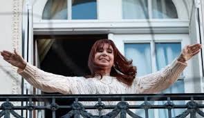 CFK, con nuevo informe: continúa hospitalizada.