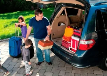 Viajar Barato: Coche, Vuelo o Bus, ¿Cuál Gana?