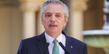 Reaparición de A. Fernández: Duro ataque a Milei.