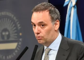 “La gente los odia”: Adorni contra el paro de la CGT.