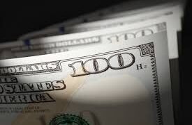 El dólar oficial retrocede y acecha los $1.400.