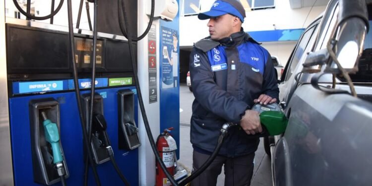 La suba del combustible, en parte demorada: la explicación oficial.