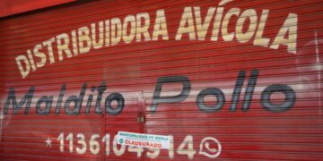 Multa millonaria y clausura para empresa avícola que arrojaba residuos en la vía pública