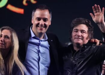 Adorni se pronuncia en medio de la controversia por sus viajes: “No tengo nada que esconder”