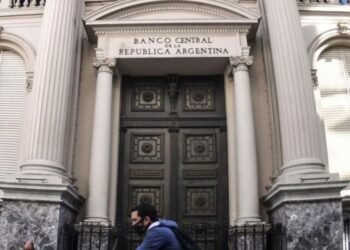 El Banco Central implementa una ‘mini banda cambiaria’ para el dólar mientras se anticipa una disminución de la inflación en abril