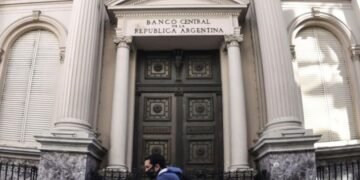 El Banco Central implementa una ‘mini banda cambiaria’ para el dólar mientras se anticipa una disminución de la inflación en abril