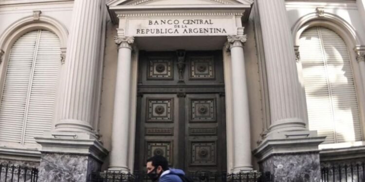 El Banco Central implementa una ‘mini banda cambiaria’ para el dólar mientras se anticipa una disminución de la inflación en abril