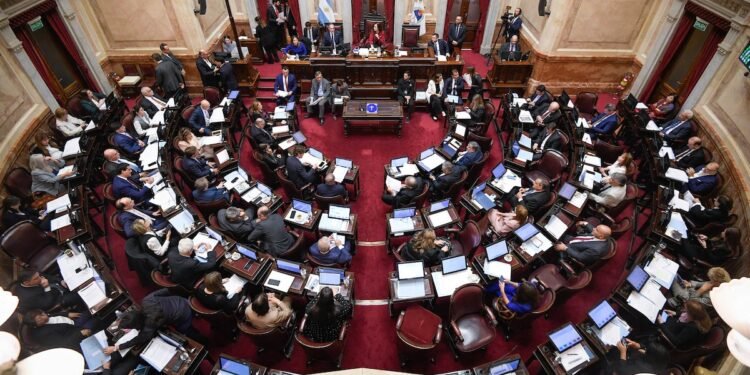 Se presenta una nueva propuesta para reformar las primarias, con voto voluntario y sin apoyo estatal