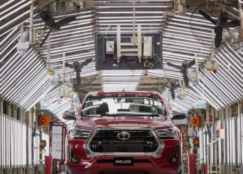 La única planta de autos que opera ininterrumpidamente en Argentina se prepara para el Mundial con una producción constante