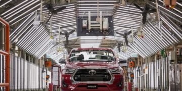 La única planta de autos que opera ininterrumpidamente en Argentina se prepara para el Mundial con una producción constante