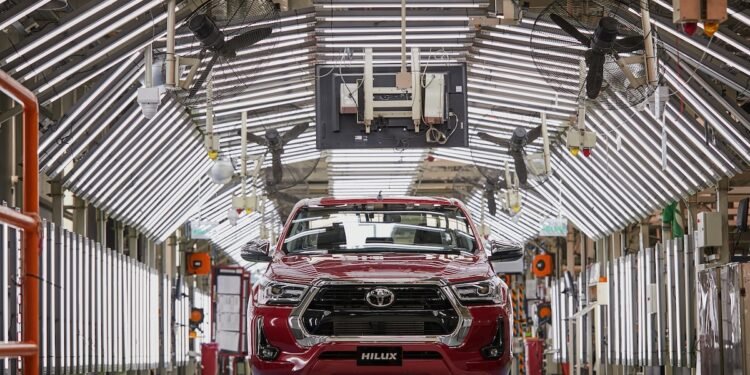 La única planta de autos que opera ininterrumpidamente en Argentina se prepara para el Mundial con una producción constante