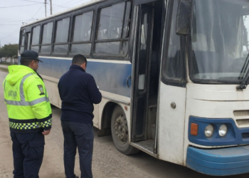 Detienen un colectivo que transportaba menores en condiciones precarias