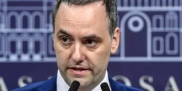 Manuel Adorni se presenta ante el Congreso y responde a cuestionamientos sobre su patrimonio y viajes