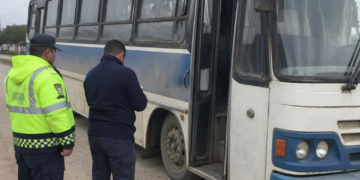 Detienen un colectivo que transportaba menores en condiciones precarias