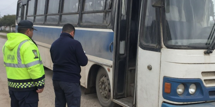 Detienen un colectivo que transportaba menores en condiciones precarias