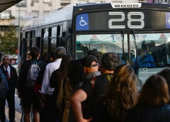 Disminución de la frecuencia de colectivos en el AMBA por aumento del gasoil y déficits en subsidios