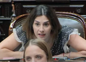 Grave Acusación: Marcela Pagano pide detener a Adorni y lo señala como “el cajero de Karina y Javier Milei”.