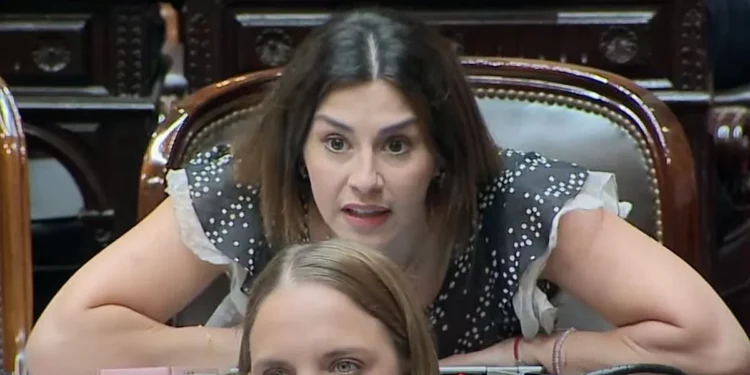 Grave Acusación: Marcela Pagano pide detener a Adorni y lo señala como “el cajero de Karina y Javier Milei”.