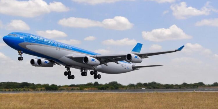 Aerolíneas Argentinas suspende vuelos desde el interior hacia el Mundial 2026 por costos y demanda