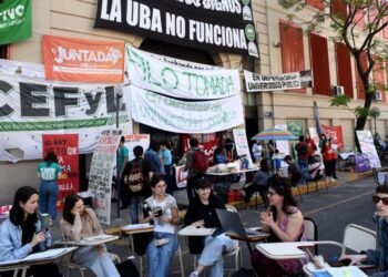 Clases públicas en la UBA exigen cumplimiento de la Ley de Financiamiento Universitario