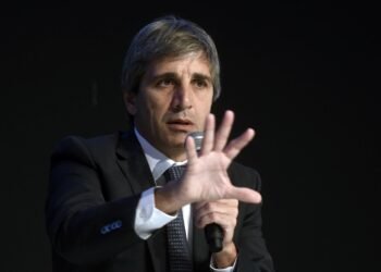 Con el dólar a $1.500, Luis Caputo minimiza tensiones cambiarias: “Hoy hay dólares para todos”