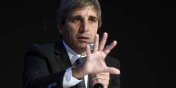 Con el dólar a $1.500, Luis Caputo minimiza tensiones cambiarias: “Hoy hay dólares para todos”