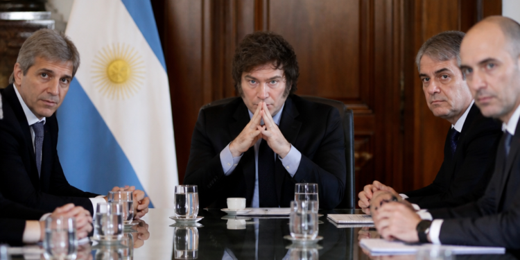 El Gobierno se asegura dólares para proteger los pagos de deuda en 2027