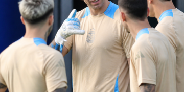 El optimismo de Dibu Martínez ilumina el segundo día de la Selección en Kansas